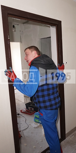 Монтаж офисной двери с напылением и ламинатом в Королеве